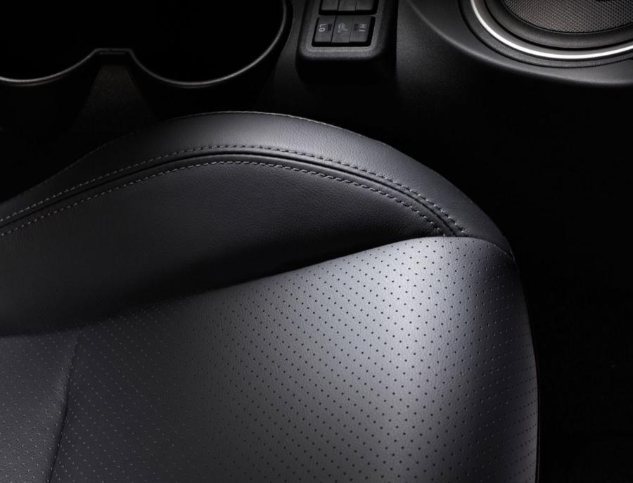 Детали интерьера Scion tC Monogram Series 2014 года  (фото 7 из 9)